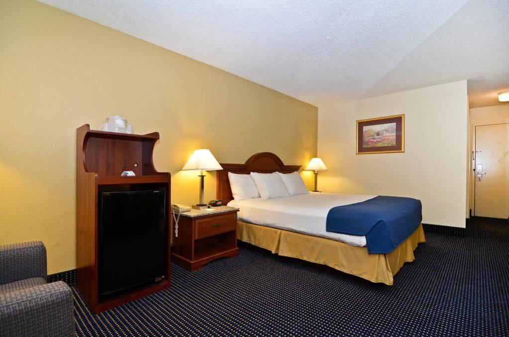 Best Western Plus Yadkin Valley Inn & Suites Jonesville Eksteriør billede